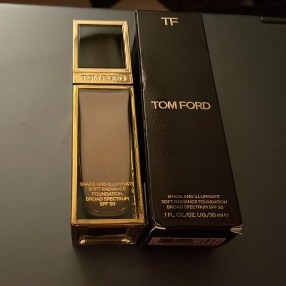 Tom Ford Shade and Illuminate Soft Radiance Foundation - Picture 1 of 3